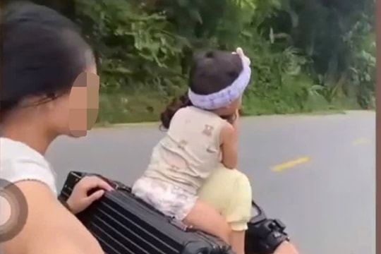 Hai thiếu nữ vi phạm giao thông, chở cháu bé ngồi vắt vẻo trên xe máy
