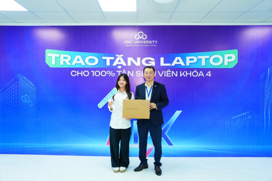 Trường Đại học CMC tặng học bổng và máy tính bảng cho tân sinh viên