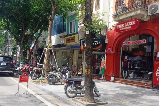 Nhiều cửa hàng 'ngang nhiên' chiếm dụng lòng đường Hà Nội
