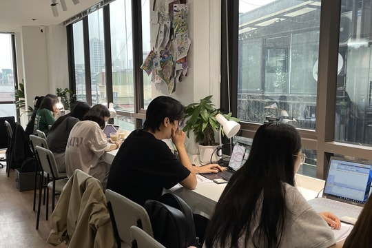 Gen Z biến dạng cột sống cổ vì thói quen không rời màn hình