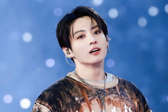 Jungkook diện mốt quần rách của nhà thiết kế Việt