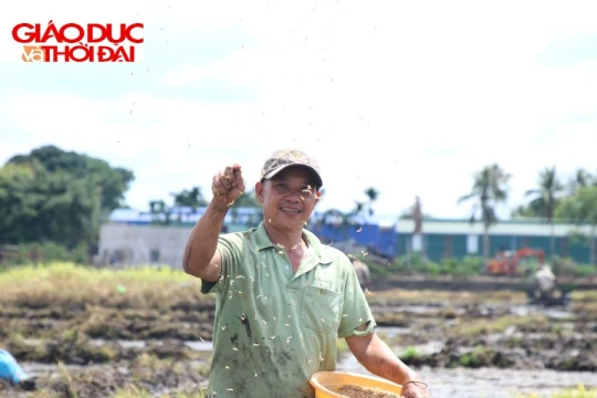 Cha gửi tuổi trẻ xuống ruộng, con mang tri thức bước ra đời