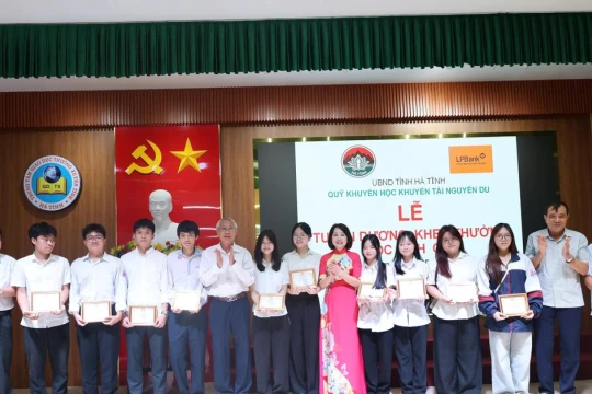 Quỹ Khuyến học, khuyến tài Nguyễn Du tuyên dương hơn 100 học sinh xuất sắc