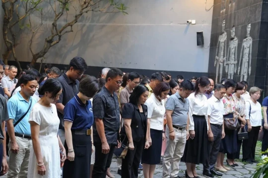 Ngòi bút giữa ngục tù và lửa đạn
