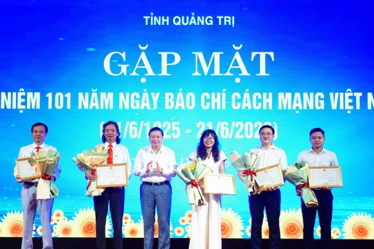 Phóng viên Báo Giáo dục và Thời đại nhận Bằng khen của UBND tỉnh Quảng Trị