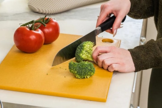 Sai lầm khi dùng thớt nhựa và chảo chống dính dễ rước bệnh vào người