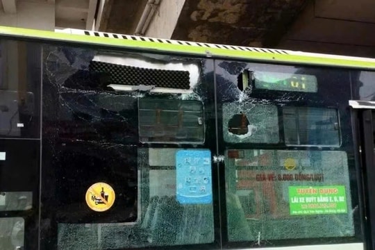 Vữa rơi vỡ kính xe buýt BRT, Hà Nội rà soát toàn tuyến metro Cát Linh - Hà Đông
