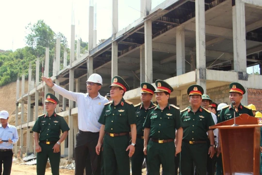 Thượng tướng Trương Thiên Tô 'tiếp lửa' cho chiến sĩ xây trường nội trú