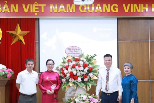 Thứ trưởng Bộ GD&ĐT Nguyễn Thị Quyên Thanh thăm, chúc mừng Báo Giáo dục và Thời đại