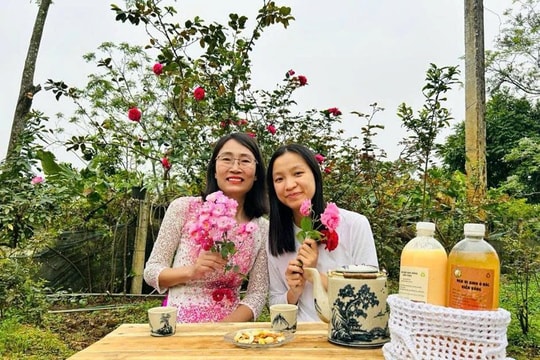 Người “đánh thức” những bông hoa từ rác thải hữu cơ