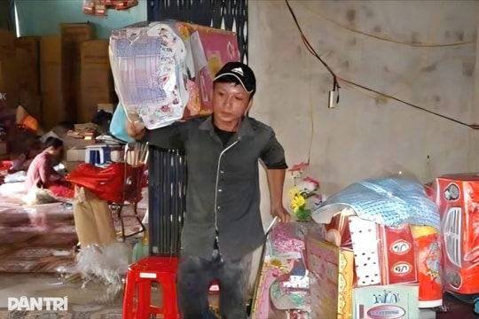 Từ nam sinh bốc hàng mã kiếm tiền đi học đến cơ duyên nghề báo