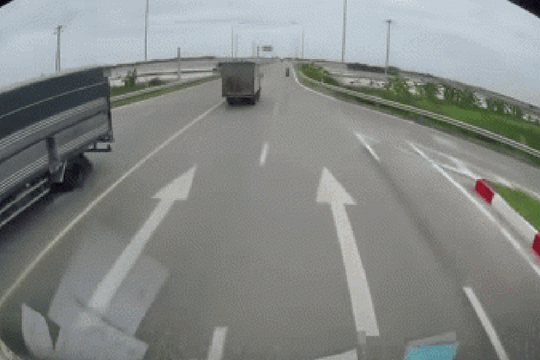 Thông tin bất ngờ về tài xế tài chạy taxi húc đuôi xe tải rồi cùng lao xuống ruộng