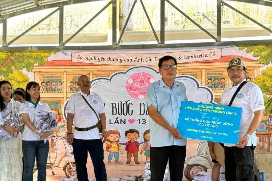Niềm vui lớn từ Chương trình 'Tiếp bước đến trường' tại vùng biên An Giang