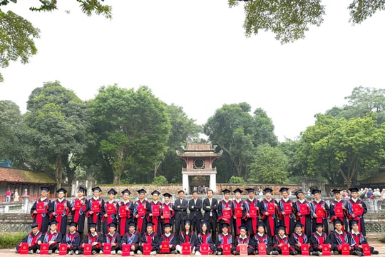 Lớp có 100% học sinh đỗ chuyên Toán, Tin ở Hà Nội