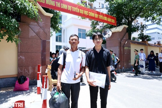 Cha đưa con ra Hà Nội thi công an, tiết lộ điều bất ngờ về gia đình