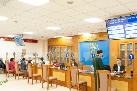 Hà Nội: Cụ bà gần 100 tuổi, Đăng Ký MM88.COM Ngay +88K yếu bị bắt buộc đến phường làm thủ tục hành chính