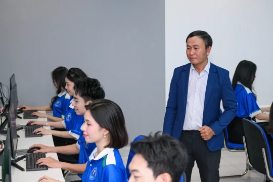 Công nghệ số: Đừng sợ AI, hãy hiểu mình