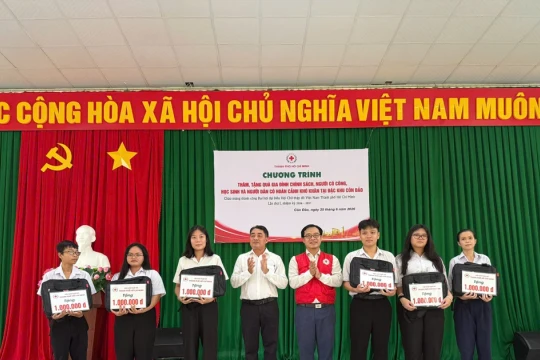 Hội Chữ thập đỏ TPHCM trao tặng 110 suất quà tại Đặc khu Côn Đảo 2026