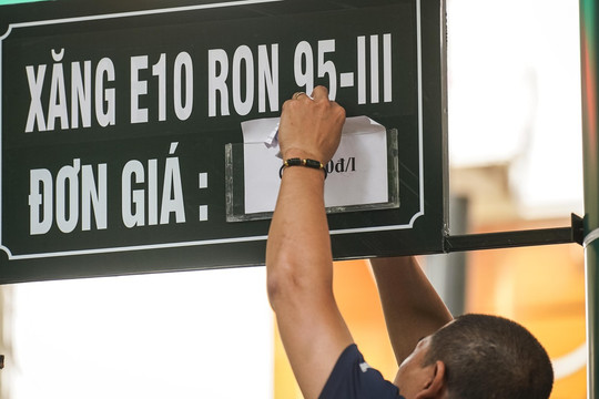Giá xăng giảm về dưới 20.000 đồng một lít