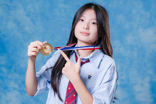 Đi ngược kỳ vọng của bố mẹ, nữ sinh thành thủ khoa tiếng Trung