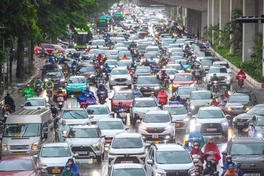 Hà Nội đón 'mưa vàng' đúng giờ cao điểm, nhiều tuyến phố ùn tắc