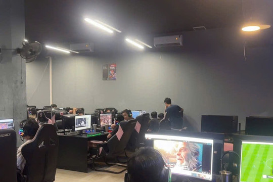 Cảnh sát ra quân kiểm tra các quán kinh doanh dịch vụ internet