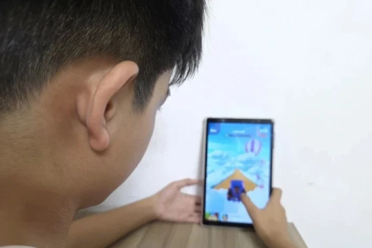 Nỗi lo từ chiếc điện thoại trên tay trẻ em