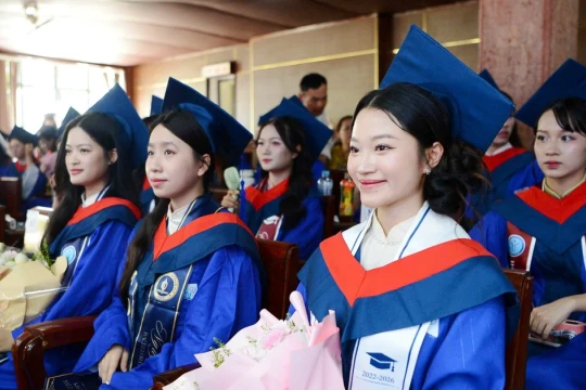 Trường ĐH Sư phạm Huế trao bằng tốt nghiệp cho 1.064 tân cử nhân