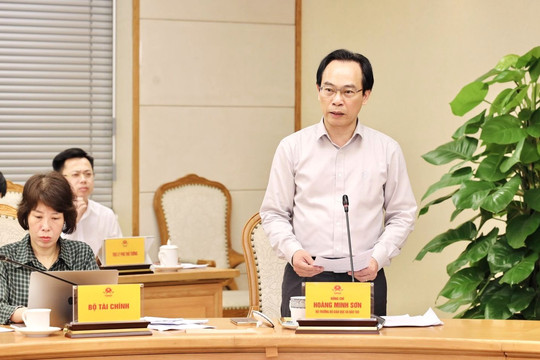 Bộ trưởng GD-ĐT: 'Không phải không có người dạy mà giáo viên đang quá tải'