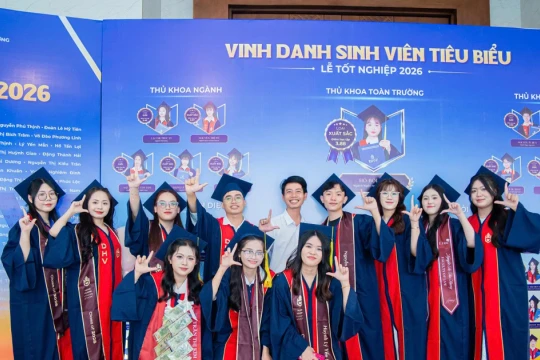 Trường Đại học Hùng Vương TPHCM trao bản lĩnh thích ứng cho hàng trăm tân khoa