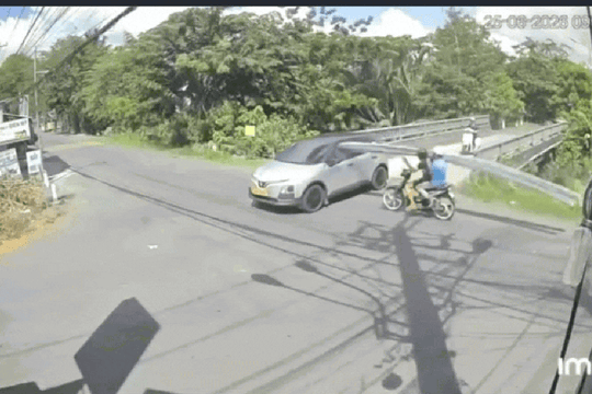 Clip người đi xe máy vác nhiều thanh vật liệu xuyên thủng kính ô tô bên ghế lái: Đã rõ hậu quả