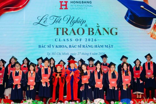 Trường Đại học Quốc tế Hồng Bàng trao bằng cho khóa Bác sĩ Y khoa đầu tiên