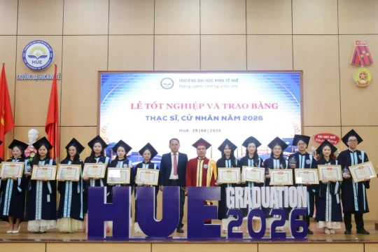 Trường ĐH Kinh tế Huế trao bằng cho hơn 600 tân cử nhân và thạc sĩ