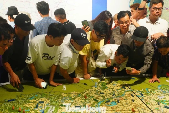 Hàng nghìn người chen chân xem Triển lãm Quy hoạch tổng thể Thủ đô tầm nhìn 100 năm
