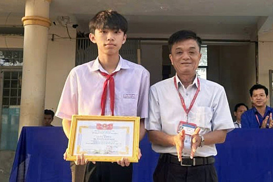 Nam sinh vùng biên đỗ thủ khoa với 3 điểm 10