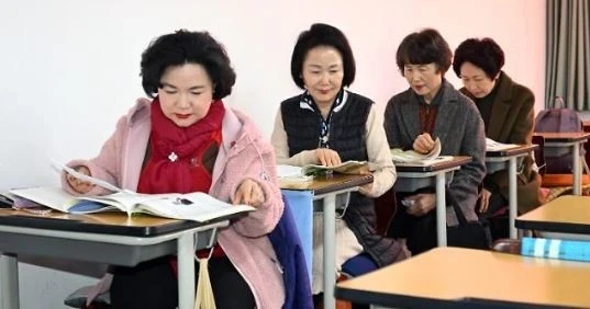 Ngôi trường của những nữ sinh 'tóc bạc' đứng trước nguy cơ đóng cửa