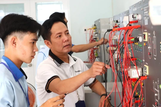 Hợp nhất 4 trường nghề, thành lập Trường Cao đẳng Cà Mau
