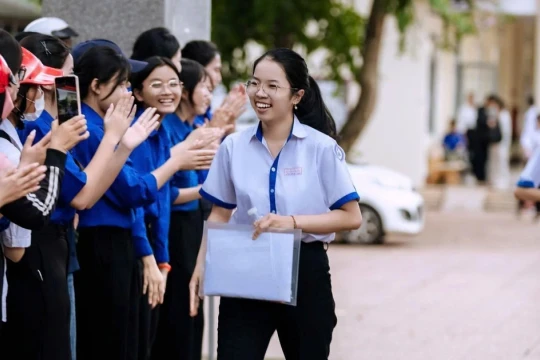 Bố làm thợ hồ, nữ sinh Đắk Lắk đạt thủ khoa khối B00 với 3 điểm 10