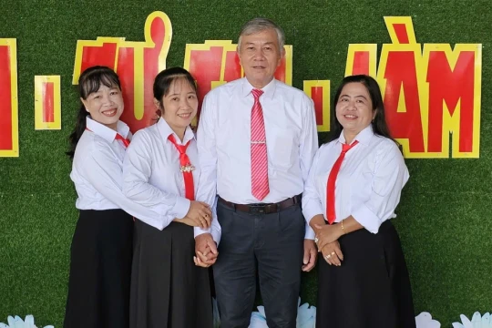 Có những thời kỳ người dân còn thiếu ăn nhưng chưa bao giờ để người thầy cô đơn