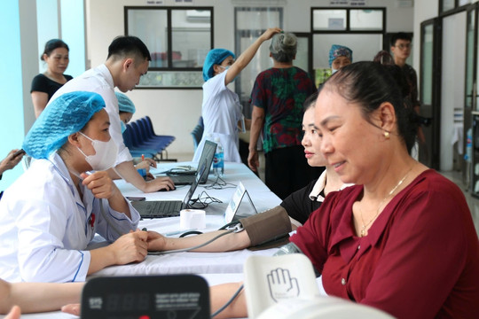 Ngày đầu người dân Hà Nội khám sức khỏe miễn phí ngay gần nhà