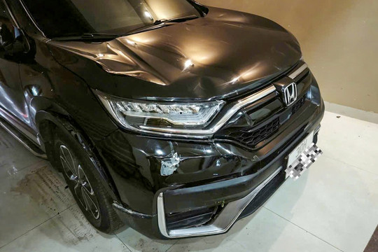 Xác minh tài xế ô tô lao lên vỉa hè tông 2 người rồi rời khỏi hiện trường