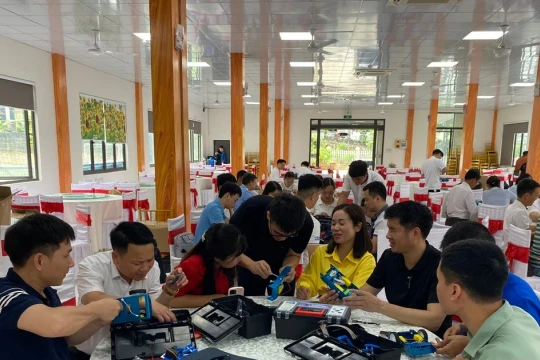 Tăng cường năng lực giáo viên vùng khó trong giáo dục STEM và Robotics