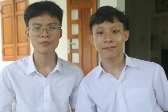 Nghị lực vượt khó, tinh thần tự học của đôi bạn thân cùng thủ khoa ở Quảng Trị