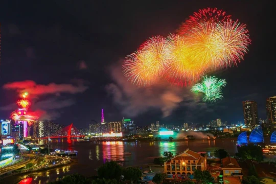 Pháo hoa rực sáng mừng kỷ niệm 50 năm Thành phố mang tên Bác