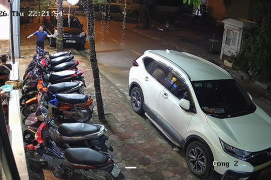 Hà Nội: Người đàn ông tự xưng là giảng viên đại học liên tục chửi bới, ném gạch, đá vào quán ăn