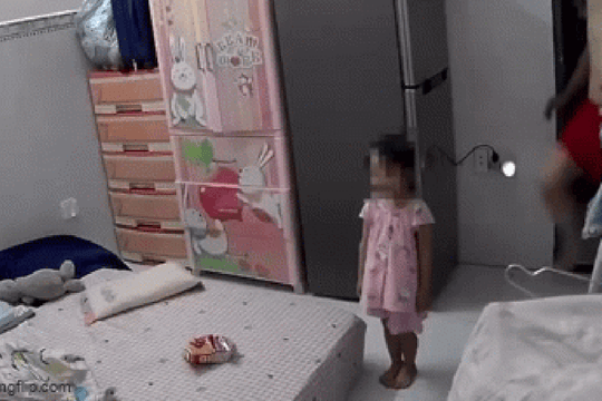 Cha dượng đạp, tát vào mặt bé gái 3 tuổi gây bức xúc: Công an đã triệu tập làm việc