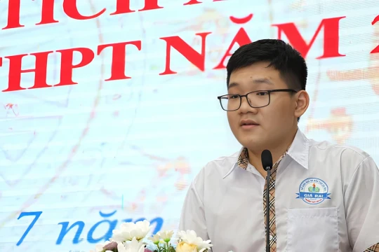 Học sinh đỗ đầu Kỳ thi tốt nghiệp THPT ở Cà Mau xúc động tri ân cha mẹ, thầy cô