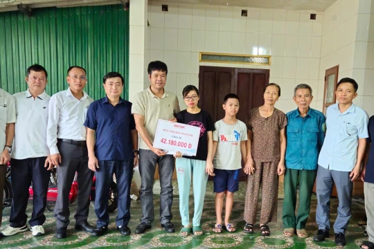 Cậu bé lớp 4 cầu xin sự sống cho mẹ nhận ủng hộ hơn 40 triệu đồng