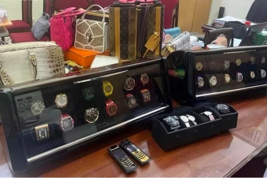 Thu loạt xe sang, hàng chục đồng hồ xa xỉ, túi xách hàng hiệu tại nhà bạn gái của Mr Pips