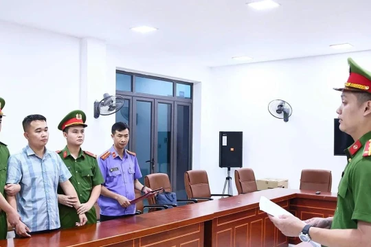 Công an có lệnh giữ khẩn cấp thầy giáo liên quan điểm thi Toán cao bất thường